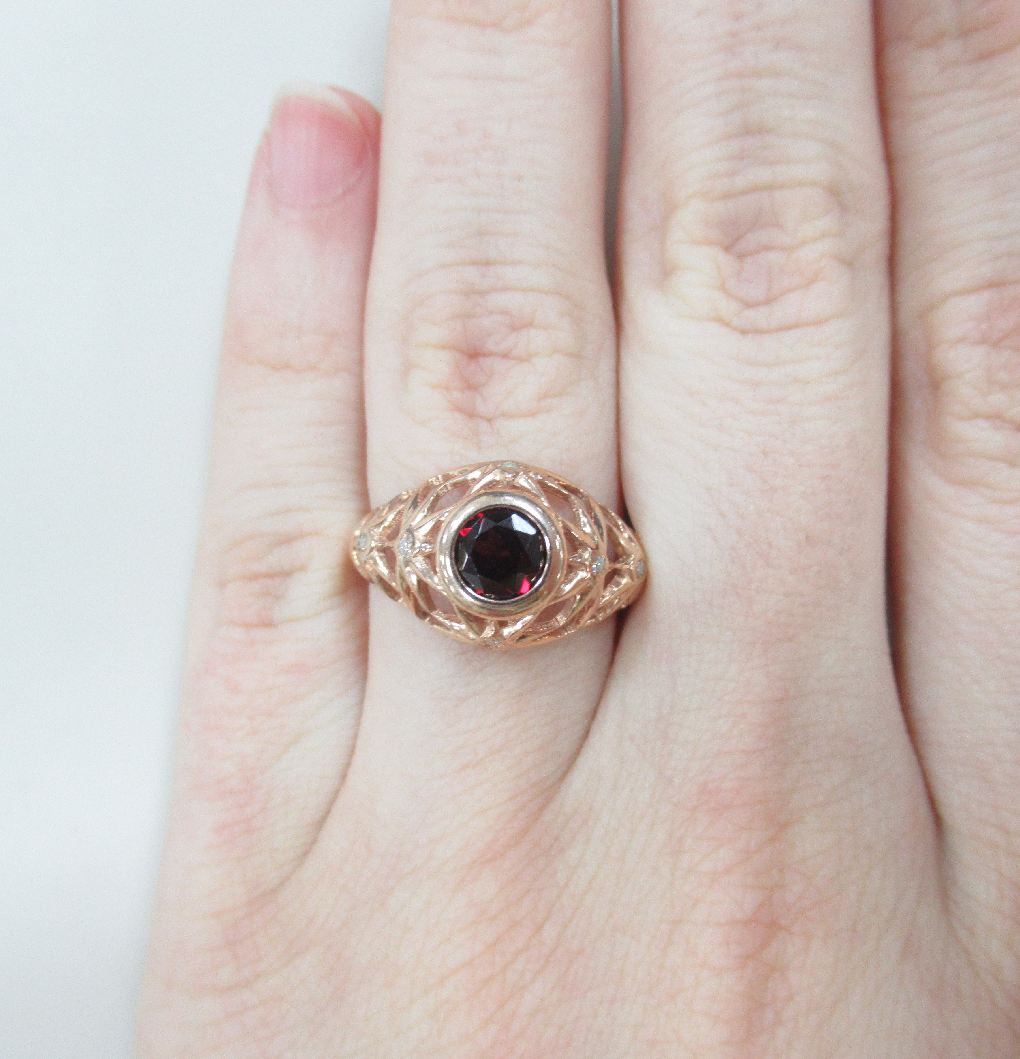 Серебряное кольцо 925 пробы; вставки 1 Гранат; 6 Куб. Цирконий бесцв.;